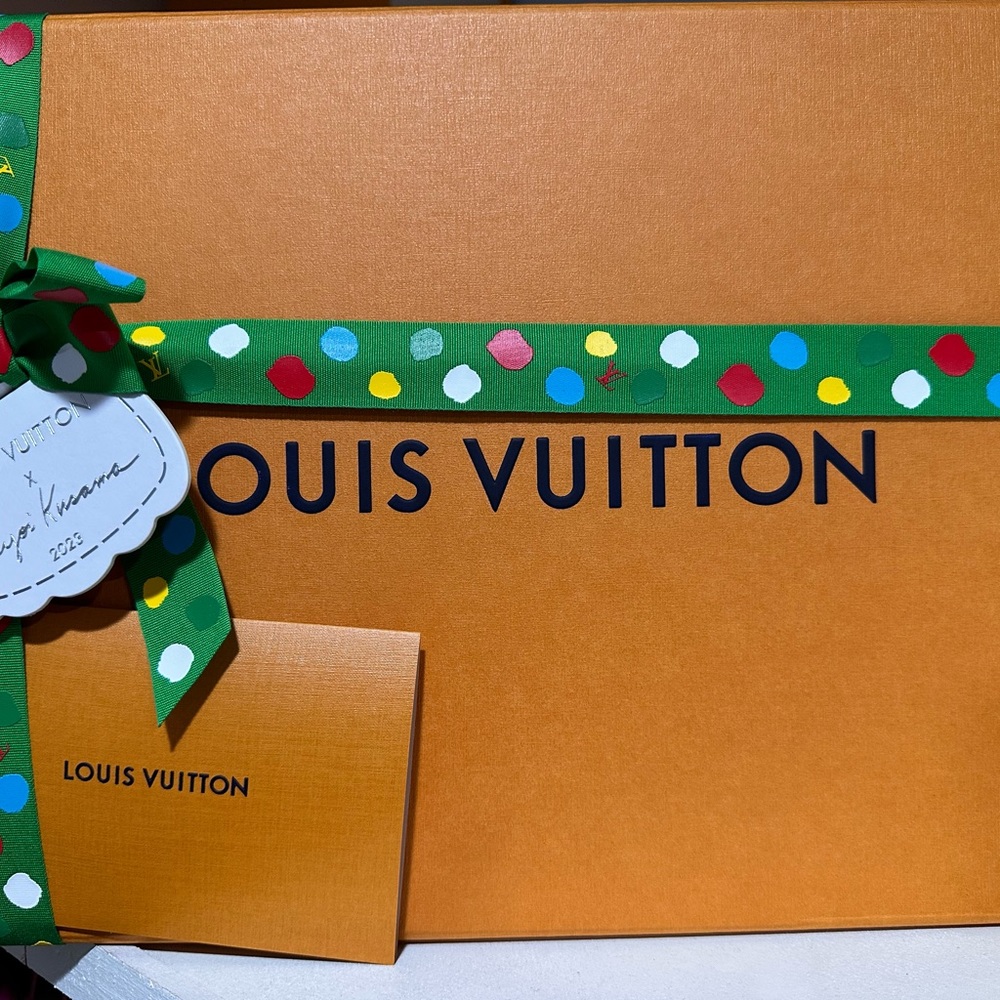 Box and shopping bag